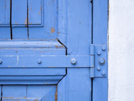 barnizar puerta madera